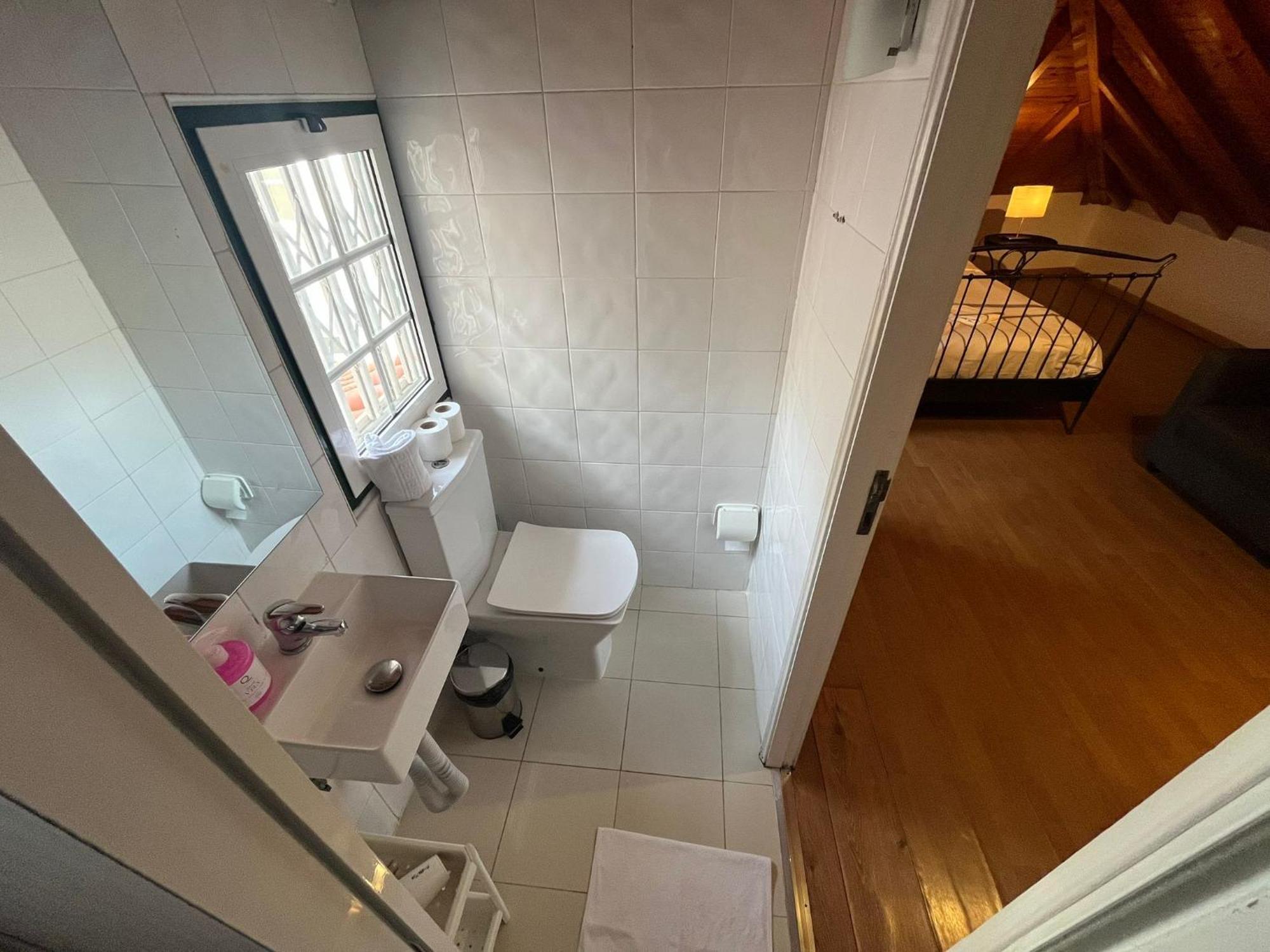2 Bedroom, 2 Bathroom Apartment - Travessa Da Madalena Лиссабон Экстерьер фото
