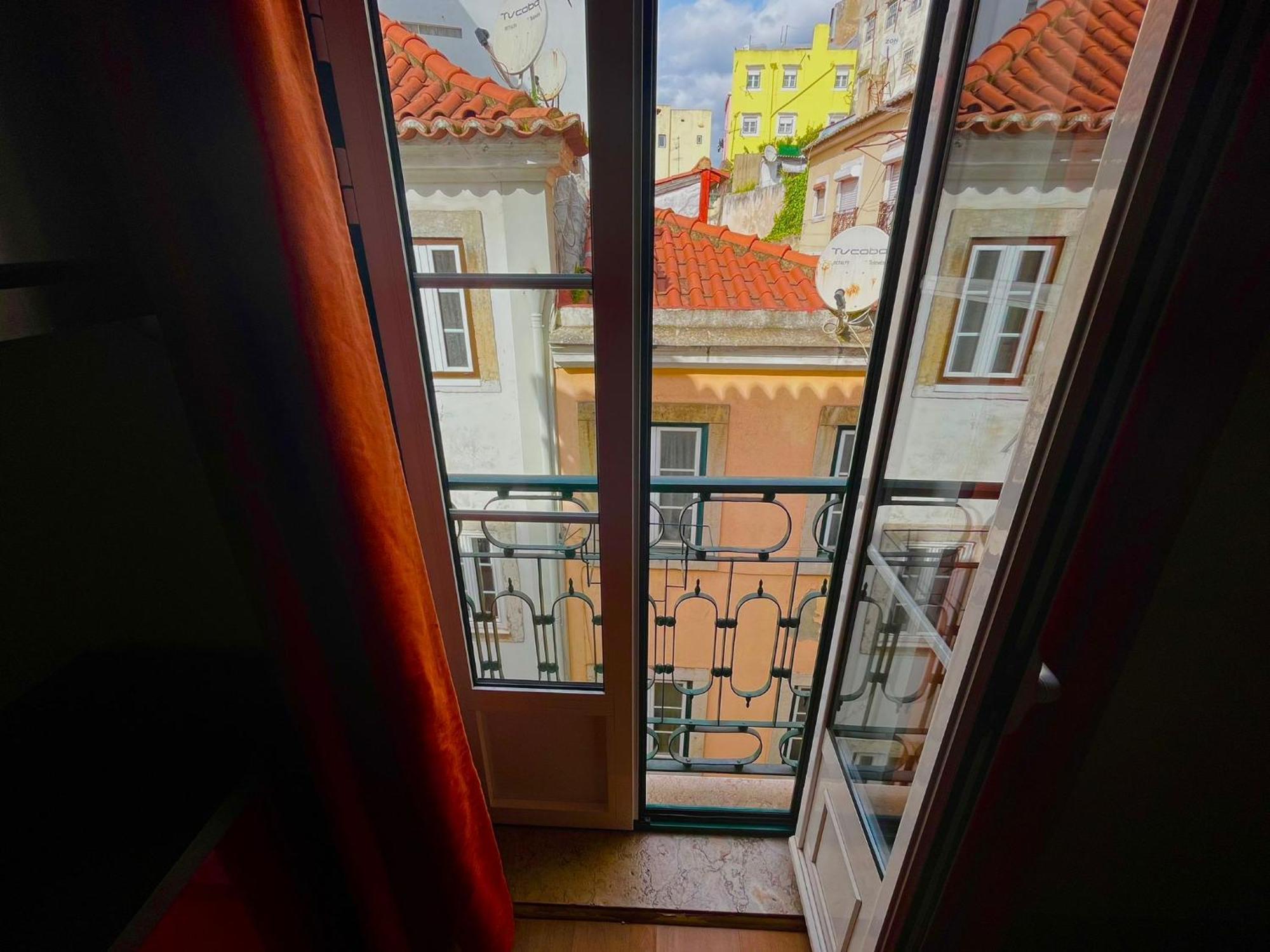 2 Bedroom, 2 Bathroom Apartment - Travessa Da Madalena Лиссабон Экстерьер фото